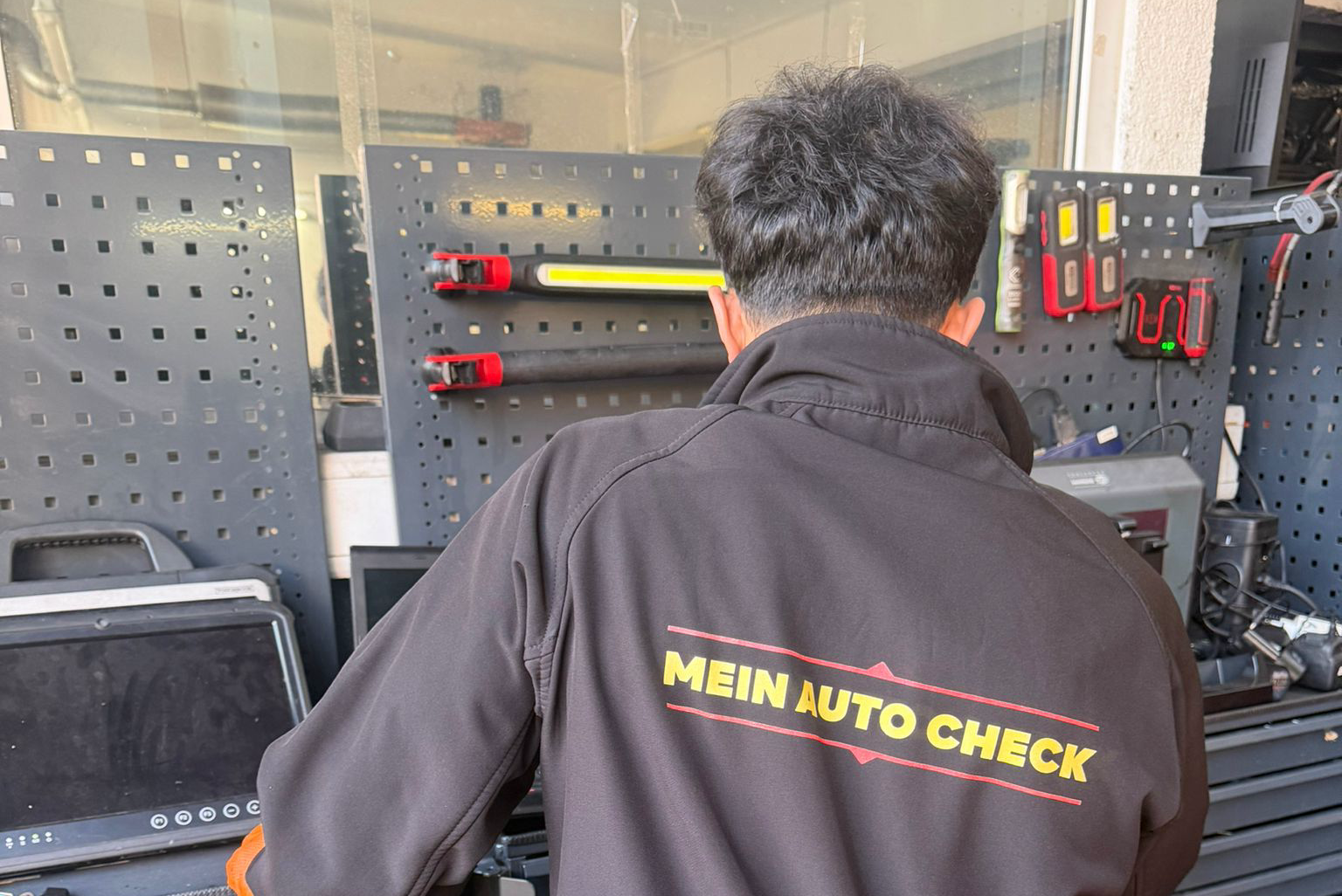 Mechanic working at Mein Auto Check workshop